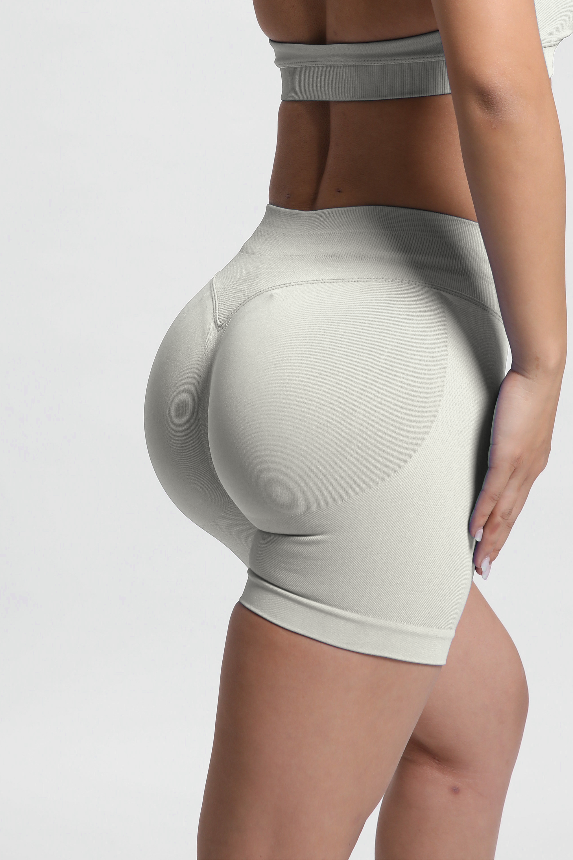 Beau | Hochleistungs-Scrunch-Shorts – Elfenbein