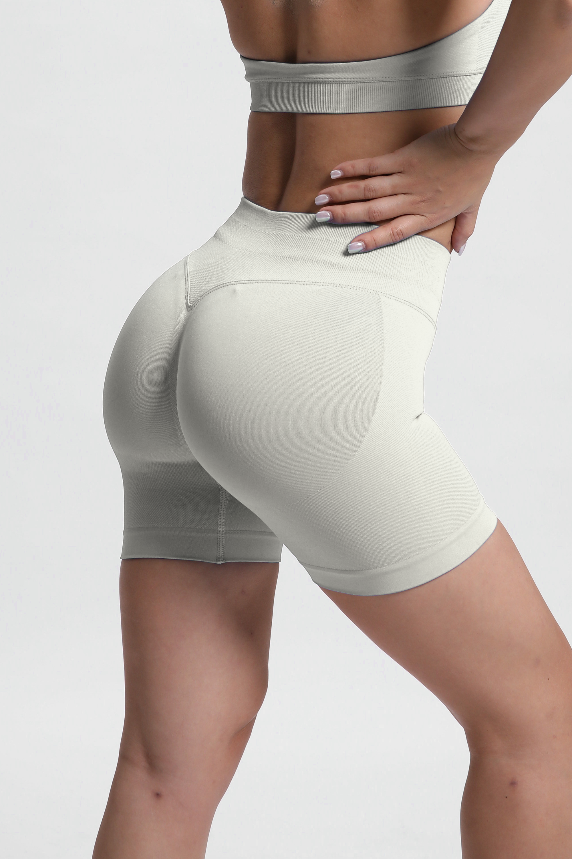 Beau | Hochleistungs-Scrunch-Shorts – Elfenbein