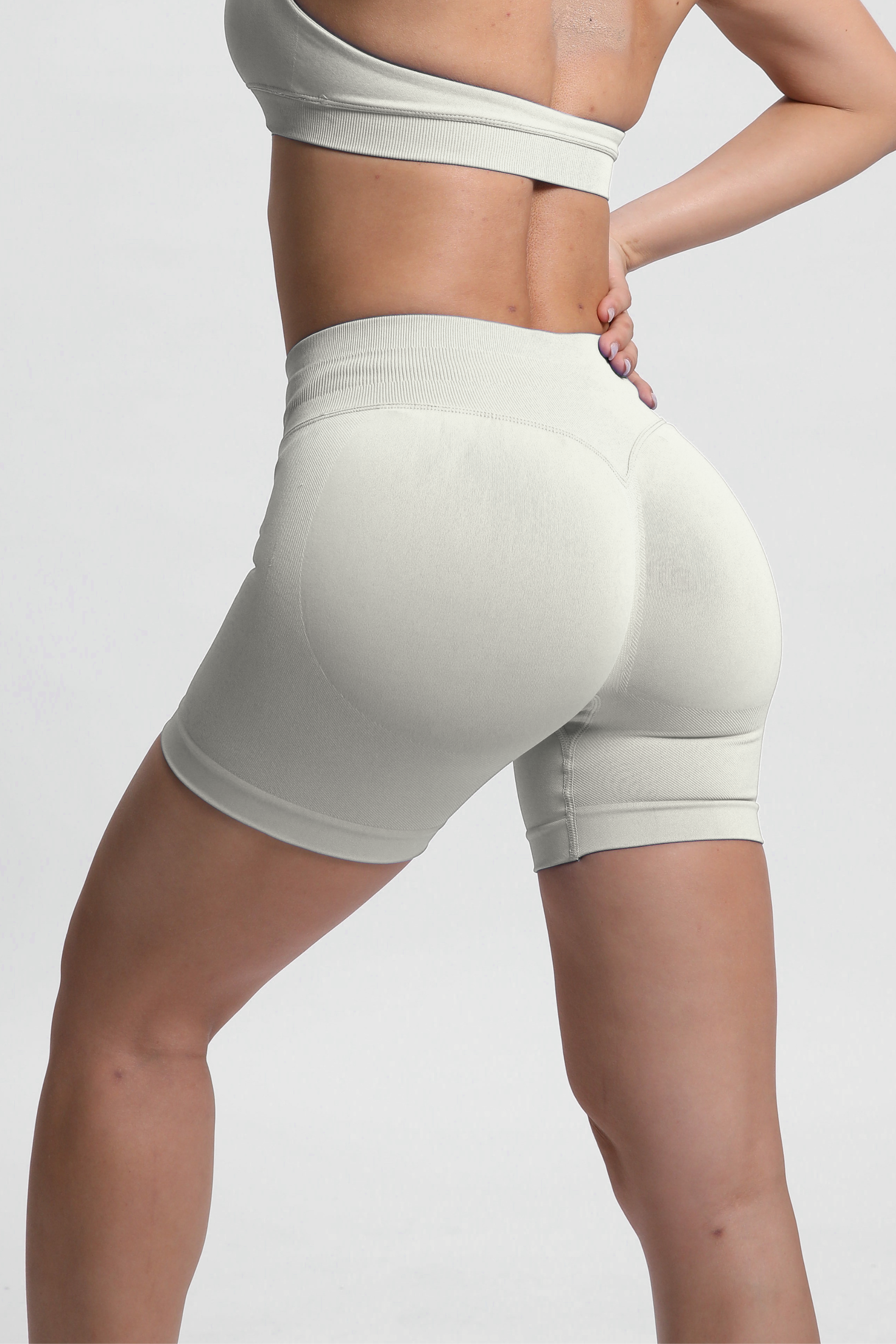 Beau | Hochleistungs-Scrunch-Shorts – Elfenbein